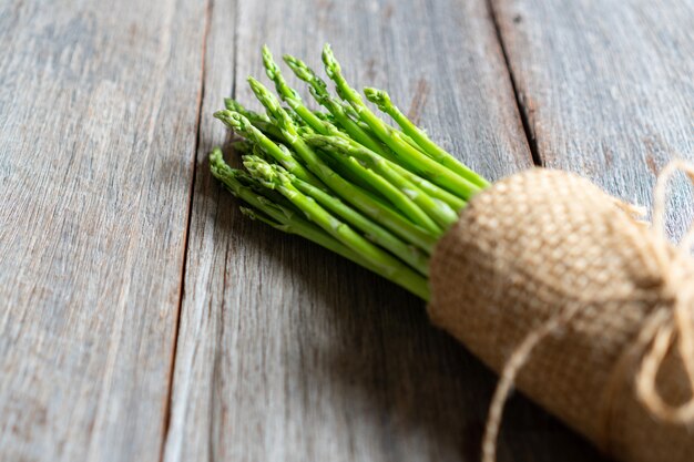 Asperges fraîches sur fond de bois