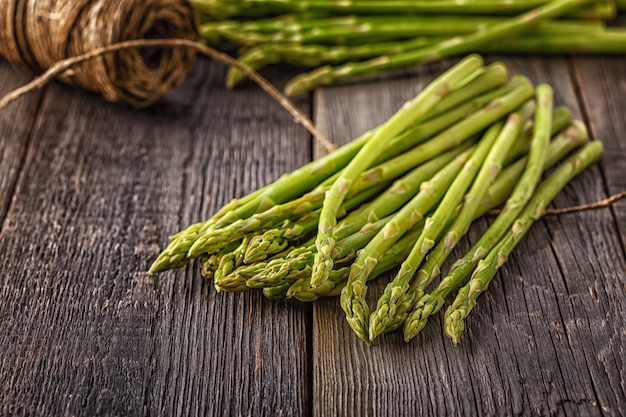 Asperges fraîches sur le fond en bois.