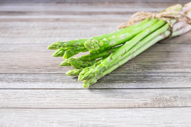 Asperges fraîches sur un fond en bois