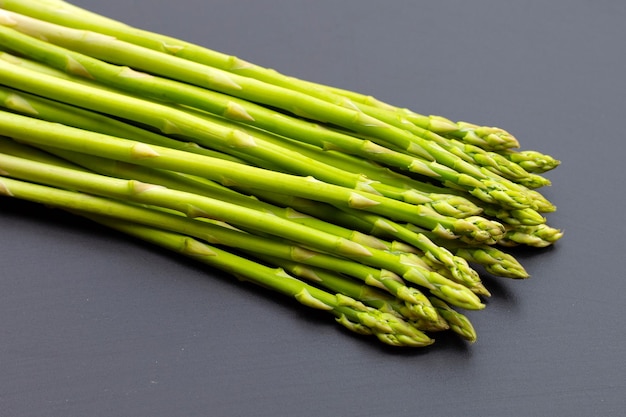 Asperges fraîches sur fond sombre