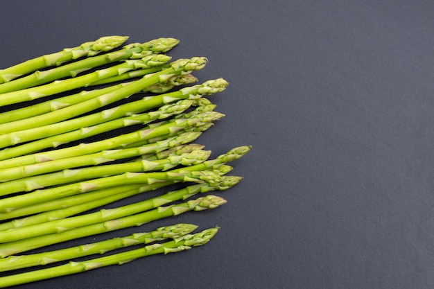 Des asperges fraîches sur fond sombre