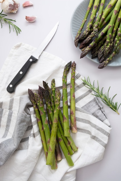 Asperges fraîches isolées. Cuisson des aliments sains.