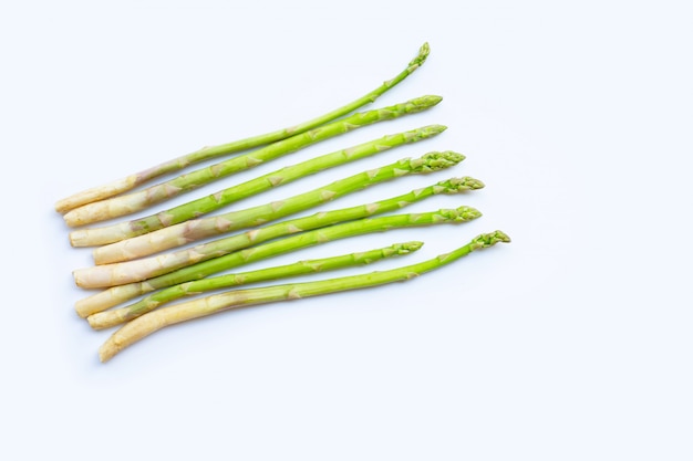 Asperges fraîches isolées sur fond blanc.