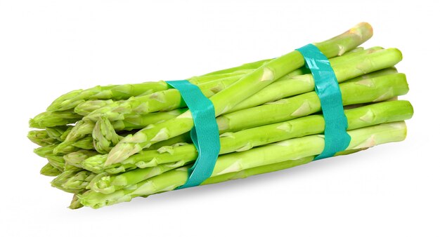 Asperges fraîches isolées sur un tracé de détourage blanc