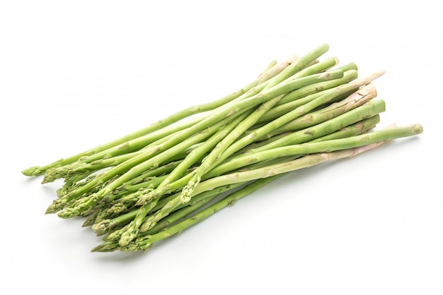 asperges fraîches isolés sur blanc