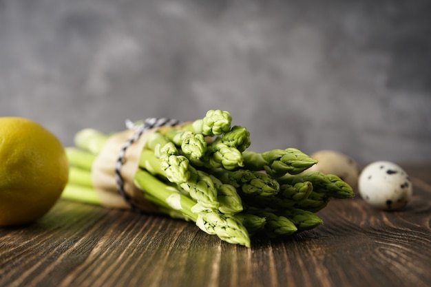 Asperges fraîches sur une surface en bois, espace pour le texte. Fermer.