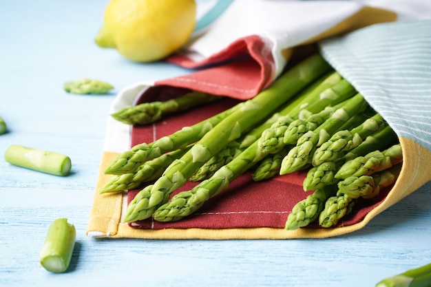 Asperges fraîches sur une surface en bois Gros plan.