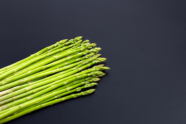 Asperges fraîches sur une surface sombre