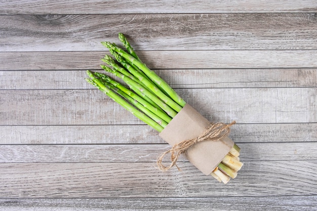 Asperges fraîches sur une table en bois