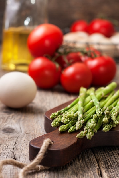 asperges fraîches, tomates, œufs