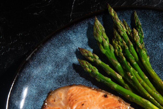 Asperges frites sur un fond sombre Gros plan plat