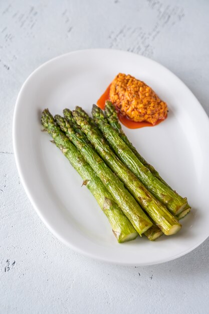 Asperges frites avec sauce romesco