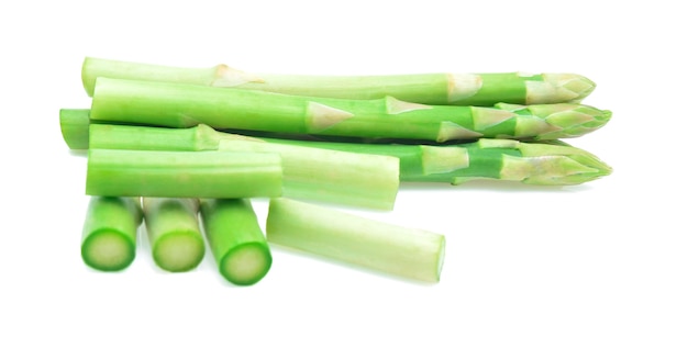 Photo asperges isolées sur blanc.