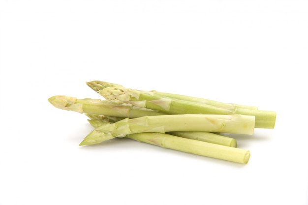 Asperges isolées sur fond blanc