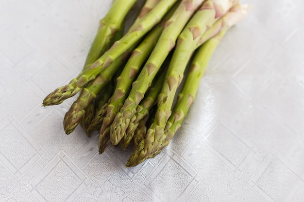 Asperges sur une nappe blanche