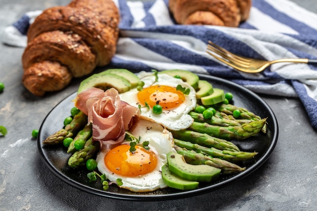 asperges avec prosciutto, avocat et œufs au plat