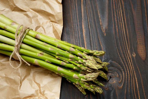 Asperges récoltées sur bois