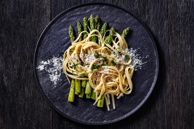 Asperges rôties avec pâtes au fromage sur assiette