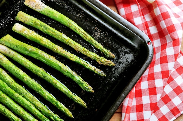 Asperges rôties sur la poêle, gros plan, sur la table