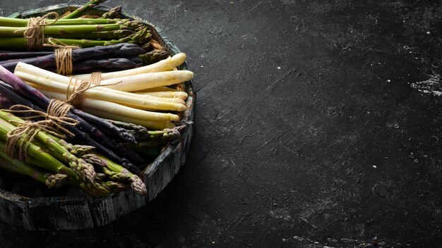 Asperges saines crues dans une boîte en bois Vue de dessus Espace libre pour votre texte