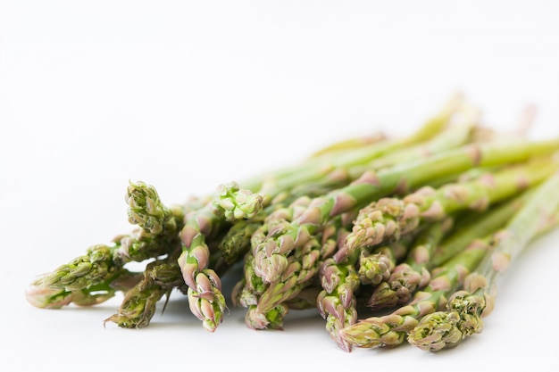 Asperges sauvages isolées sur fond blanc