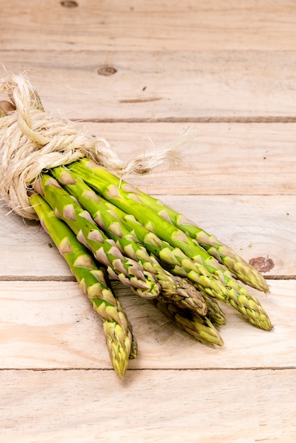 Photo asperges sur une table en bois se bouchent