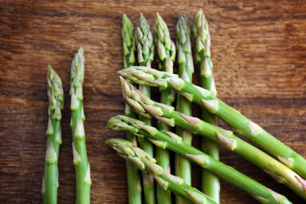 Asperges sur table en bois