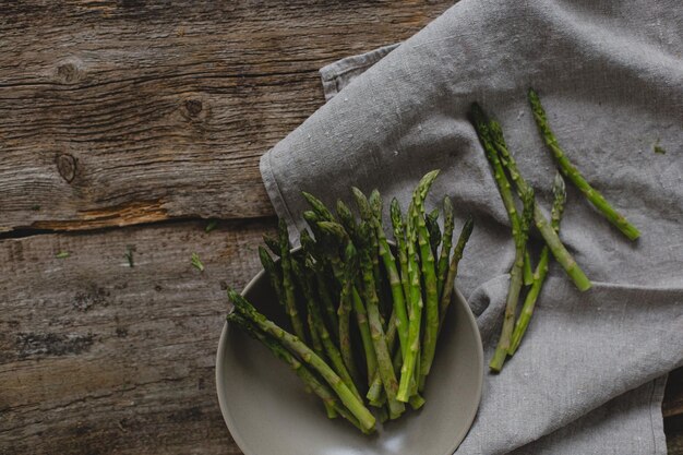 Asperges sur la table