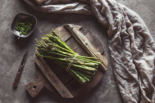 Asperges sur la table