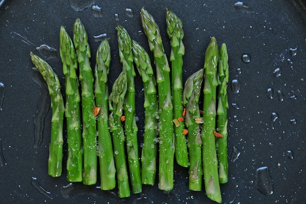 Asperges sur table