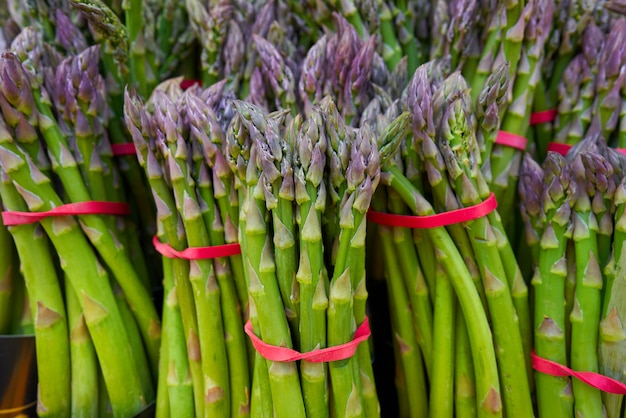 Photo asperges vertes d'affilée au marché en plein air