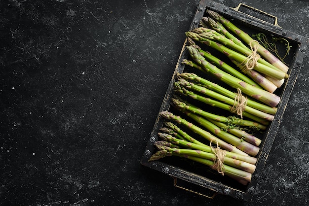 Asperges vertes dans une boîte Alimentation saine Vue de dessus espace de copie gratuit