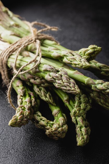 Asperges vertes sur fond noir