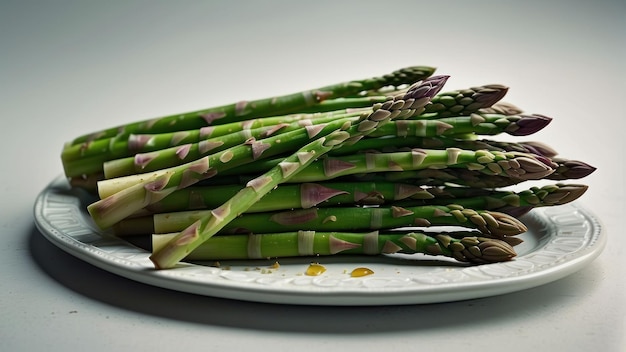 Des asperges vertes fraîches sur une assiette blanche