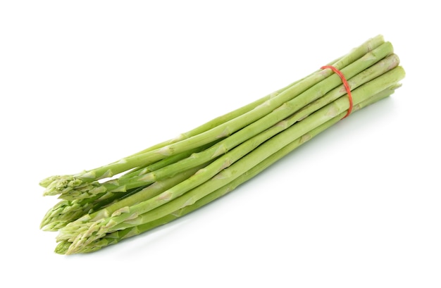 Asperges vertes fraîches sur blanc