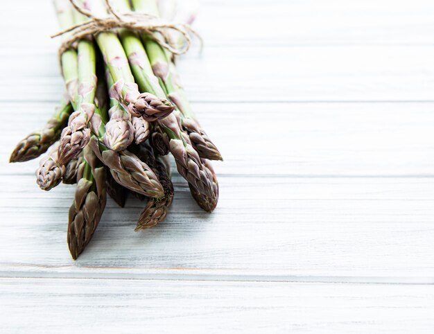 Asperges vertes fraîches sur blanc