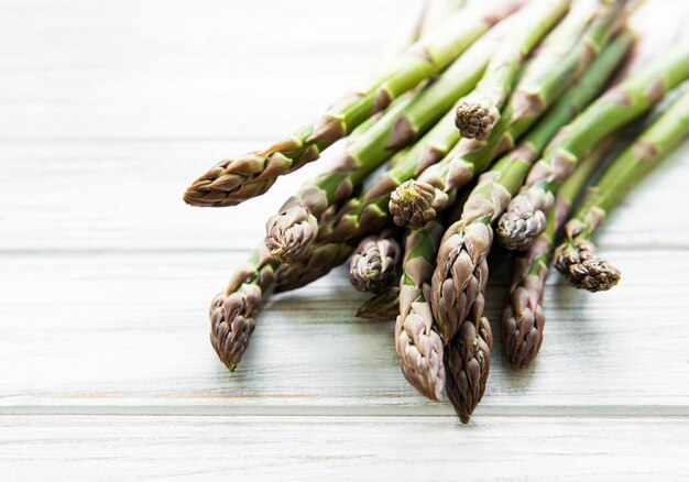 Asperges vertes fraîches sur fond blanc