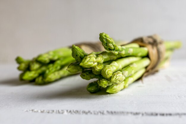 Asperges vertes fraîches sur fond en bois