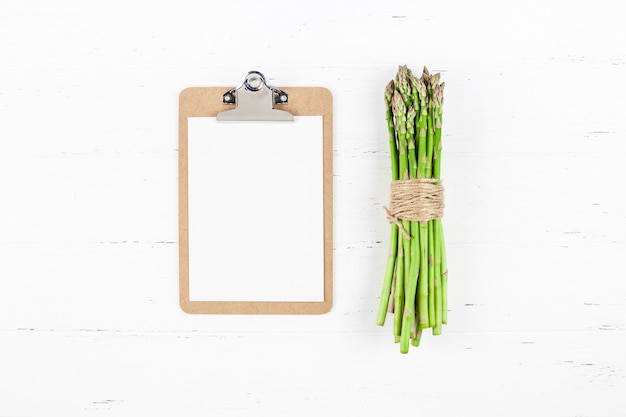 Asperges vertes fraîches avec fond de presse-papiers