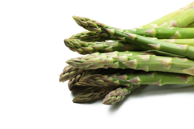 Asperges vertes fraîches isolées sur fond blanc