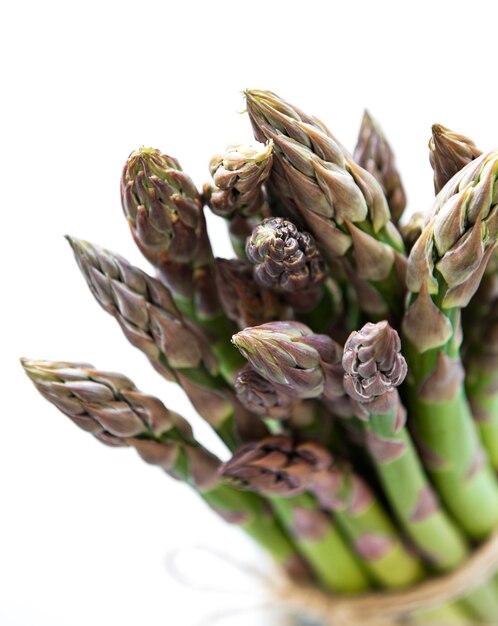 Asperges vertes fraîches isolées sur fond blanc