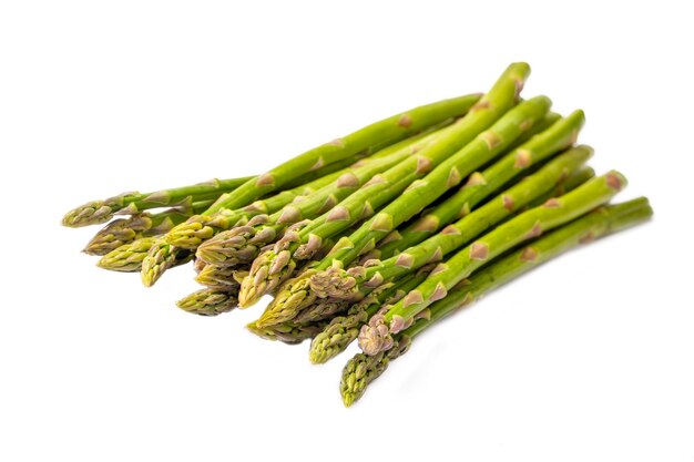 Asperges vertes fraîches isolés sur fond blanc