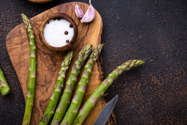 Asperges vertes fraîches et mûres