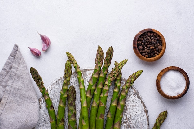 Asperges vertes fraîches et mûres