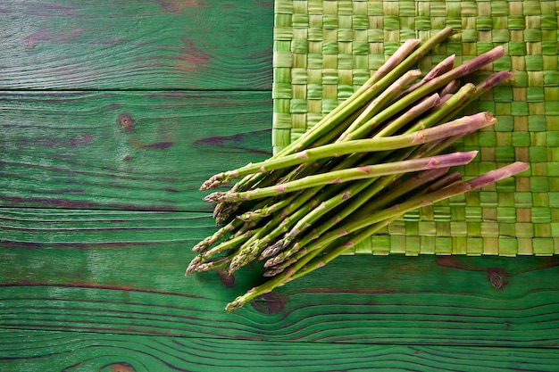 asperges vertes fraîches sur la table en bois