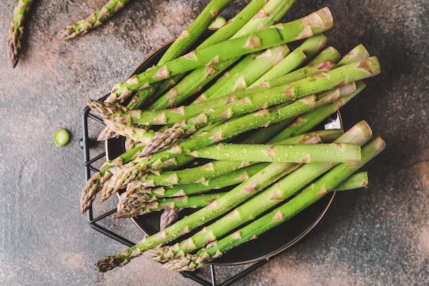 Asperges vertes fraîches sur table