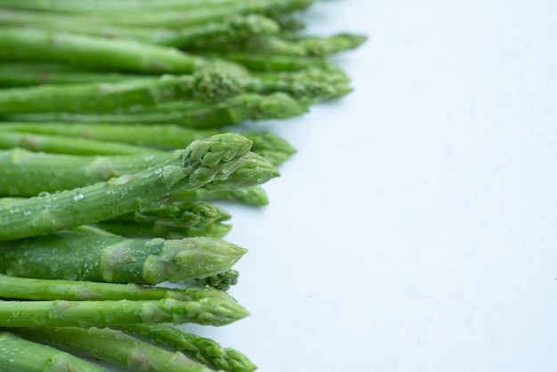 Asperges vertes, isolat d'asperges fraîches sur fond blanc