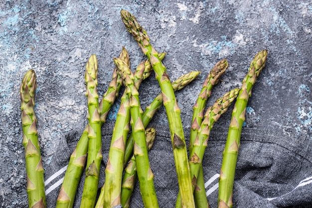 Asperges vertes mûres fraîches sur fond sombre