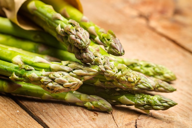 Asperges vertes sur une table en bois