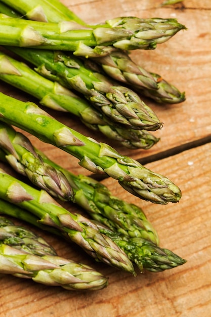 Asperges vertes sur une table en bois